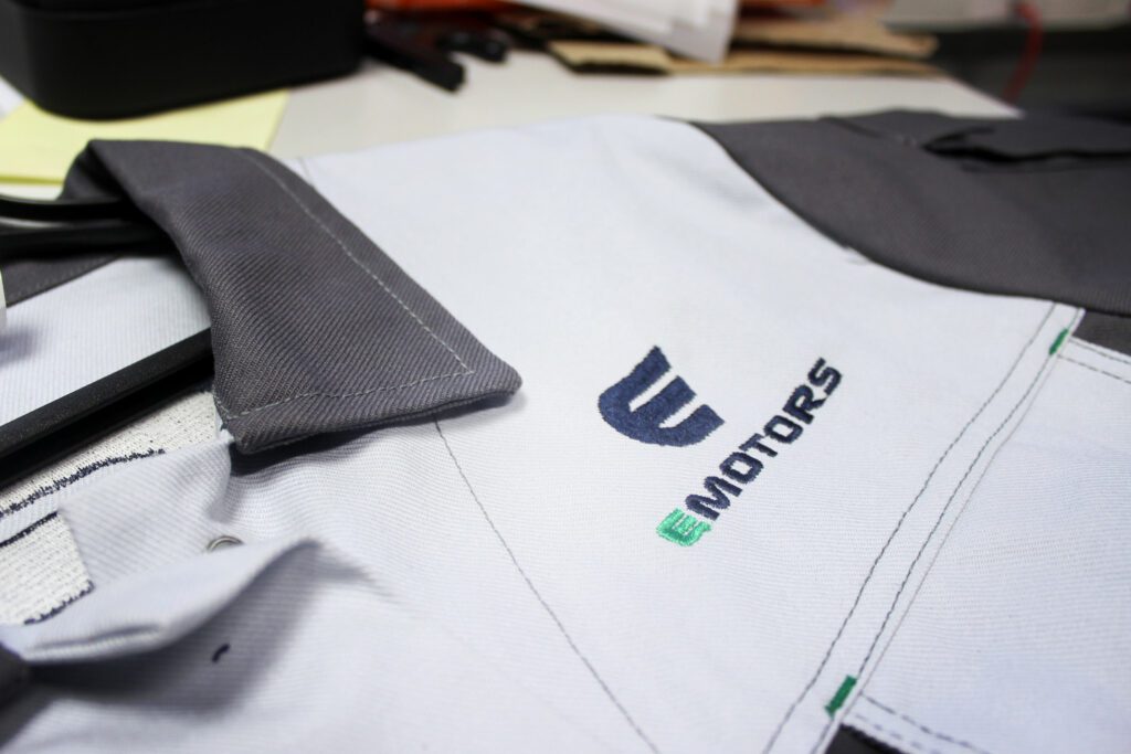 broderie-veste-emotors-logo